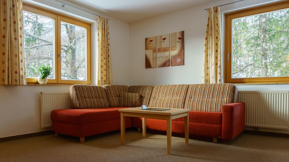 Wohnbereich mit großer Eckcouch – Super-Size-Appartement (80 m²), Pension Wanderruh in Grünau im Almtal