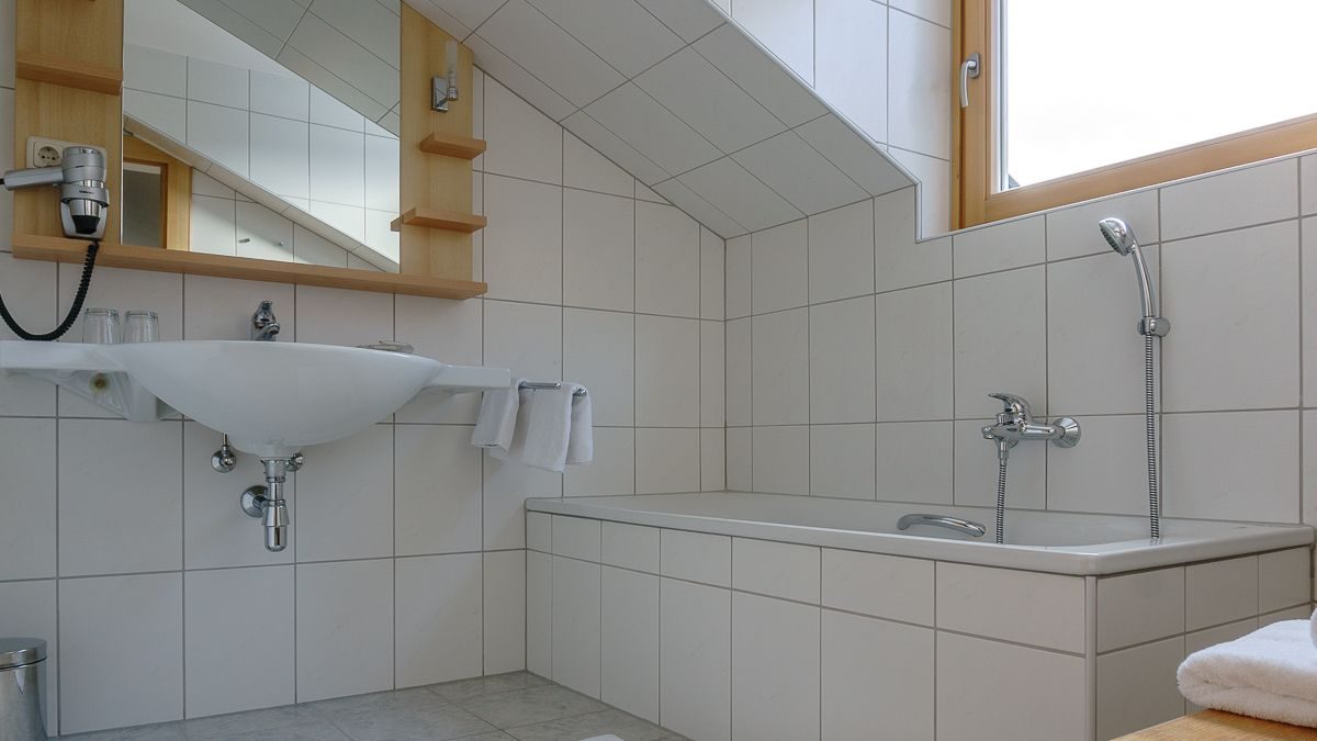 Badezimmer – Ferienwohnung (ca. 45 m²), Pension Wanderruh in Grünau im Almtal